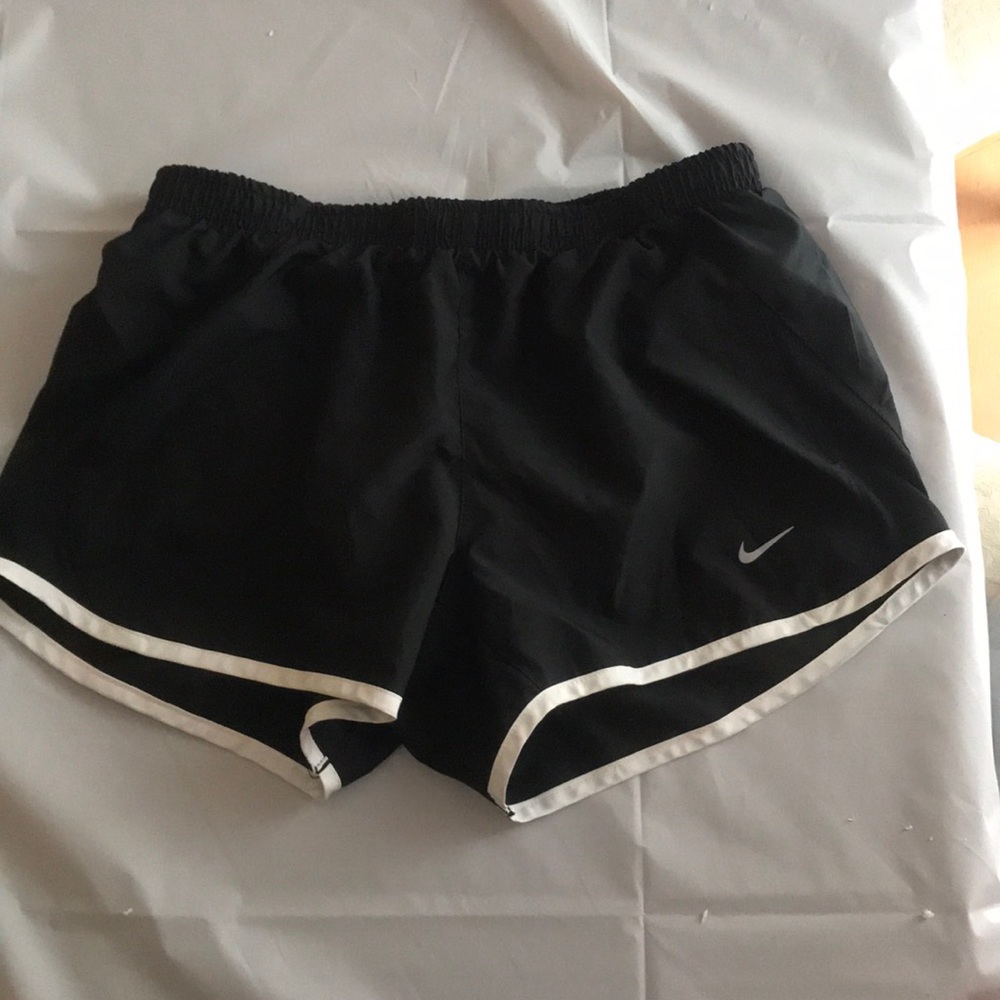 Women’s Nike tempo shorts black and white